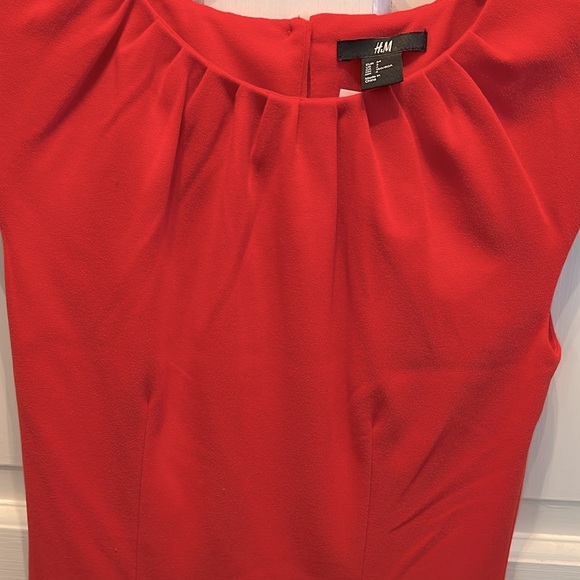 SALE! NWT H&M Cute Sleeveless Dress. 63% Polyester,33% Viscose and 4% Elastane - Picture 2 of 3